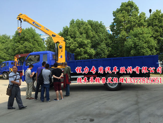福田帶吊(機(jī))車(chē)的貨車(chē)