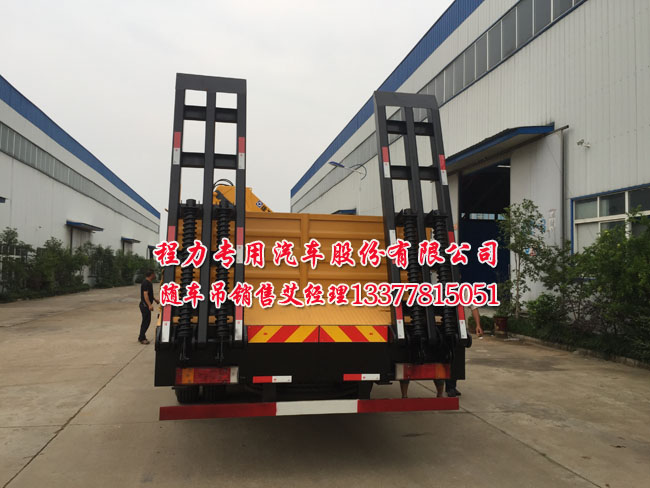 華神牌DFD后雙橋隨車吊平板運(yùn)輸車