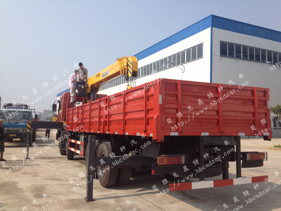隨車起重運(yùn)輸車16噸東風(fēng)天龍