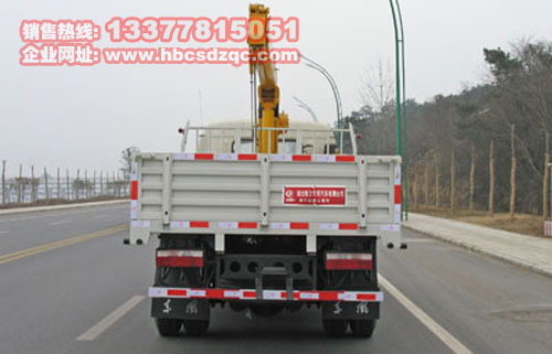 多利卡隨車起重運(yùn)輸車