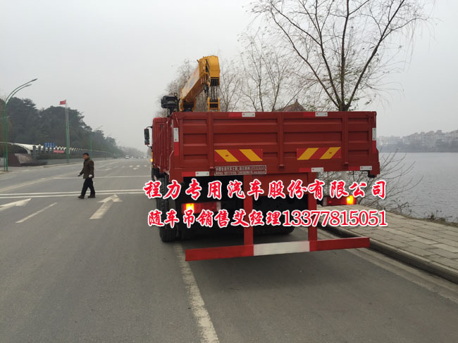 東風(fēng)創(chuàng)普貨車(chē)帶吊